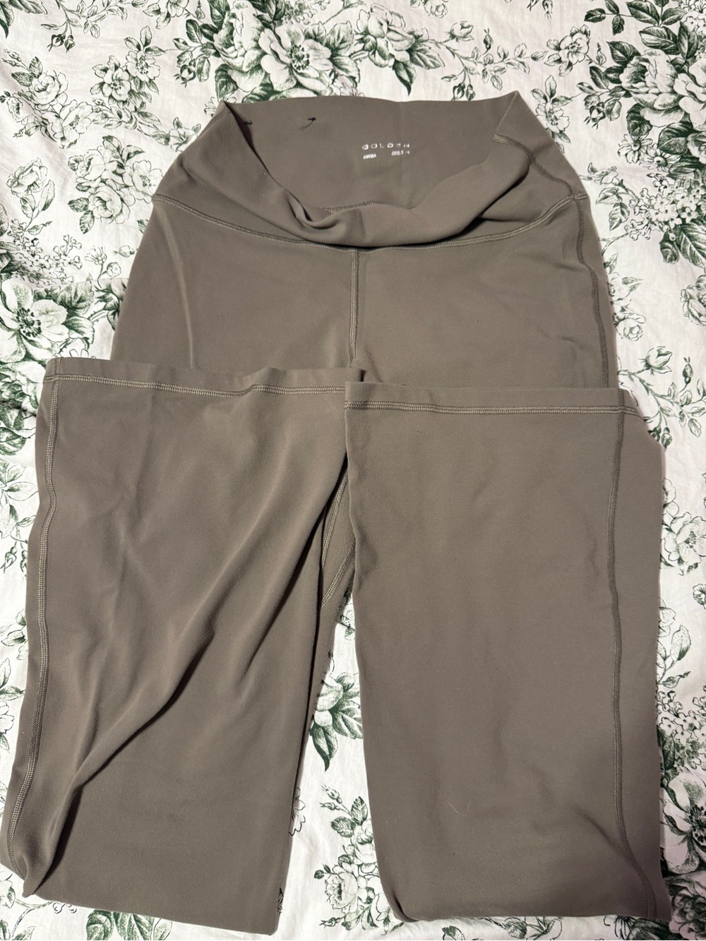 Aritzia - Women's High-Rise Active Leggings in Taupe